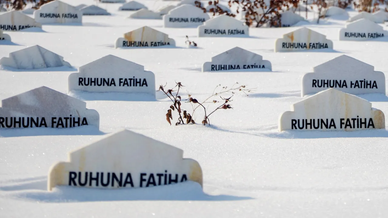 Ölümün soğuk yüzü! Yazın 2 bin mezar kazdılar, daha dolmadan buz tuttu