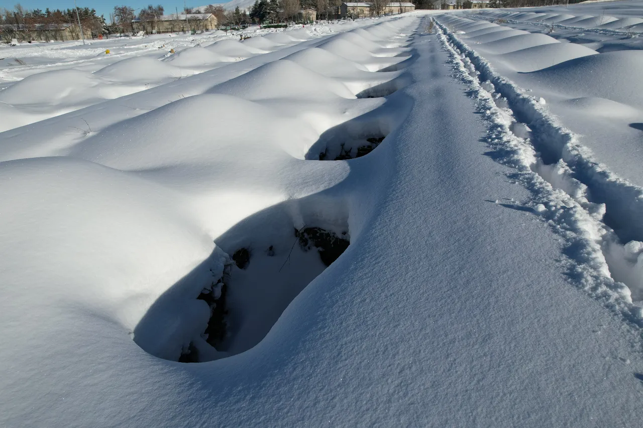 Ölümün soğuk yüzü! Yazın 2 bin mezar kazdılar, daha dolmadan buz tuttu
