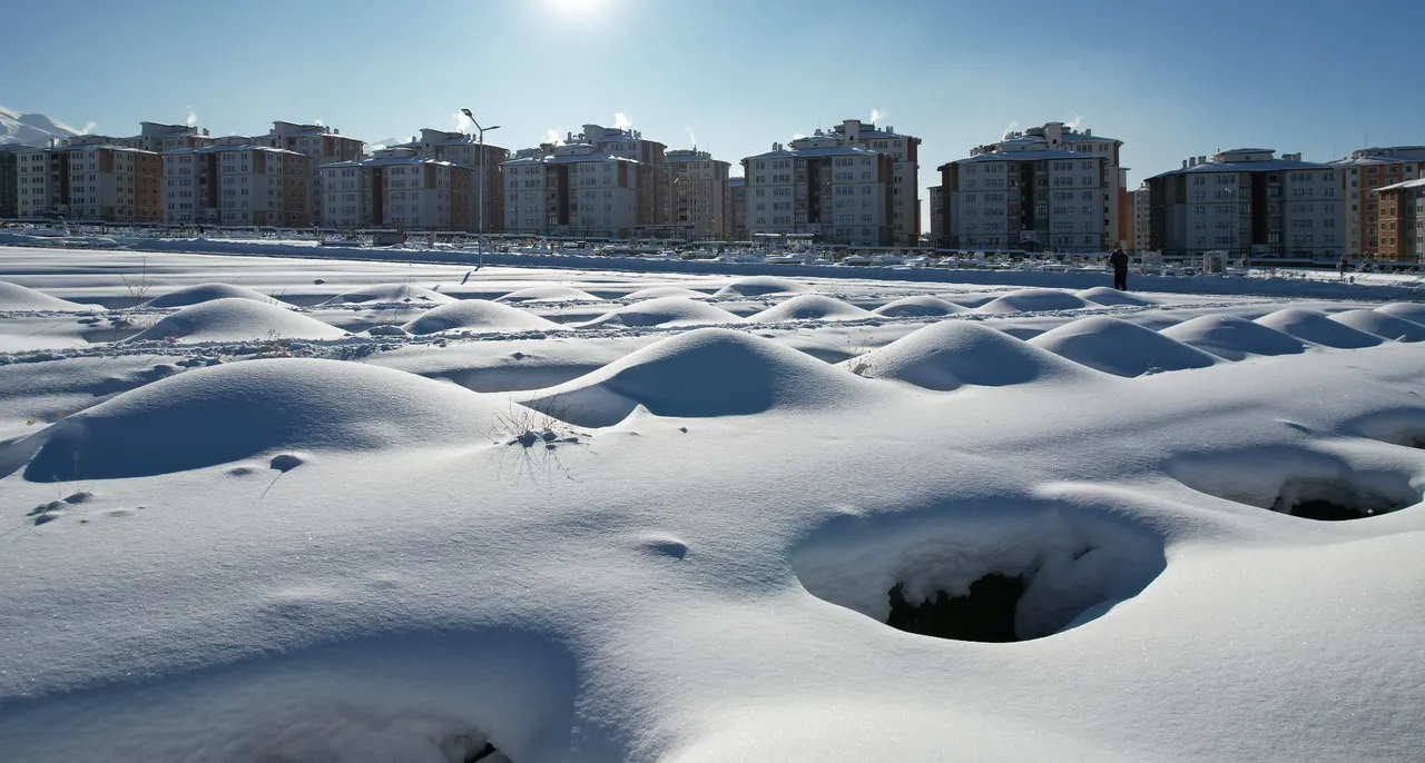 Ölümün soğuk yüzü! Yazın 2 bin mezar kazdılar, daha dolmadan buz tuttu