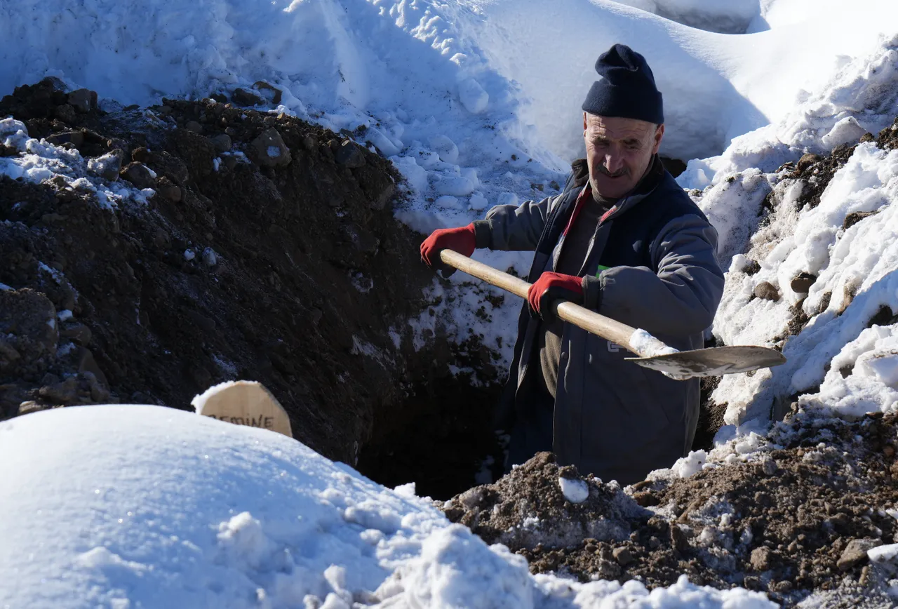Ölümün soğuk yüzü! Yazın 2 bin mezar kazdılar, daha dolmadan buz tuttu