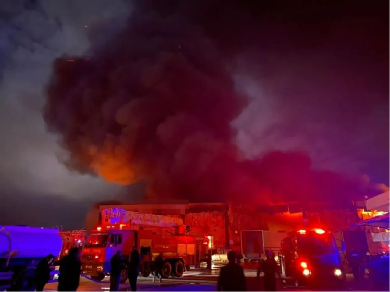 Serikte 5 bin metrekarelik market deposu küle döndü