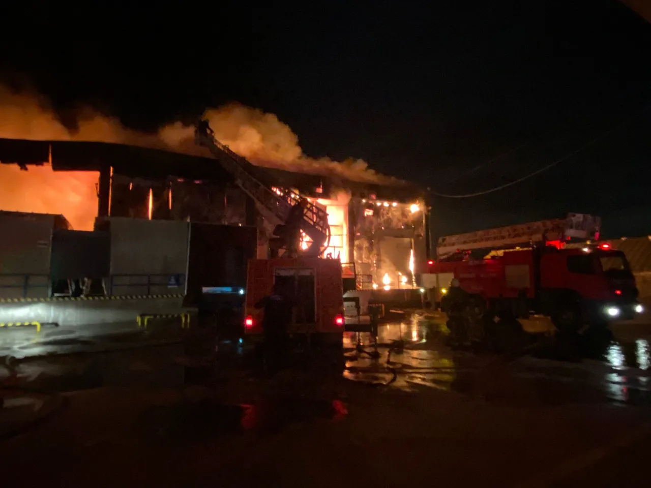 Serikte 5 bin metrekarelik market deposu küle döndü