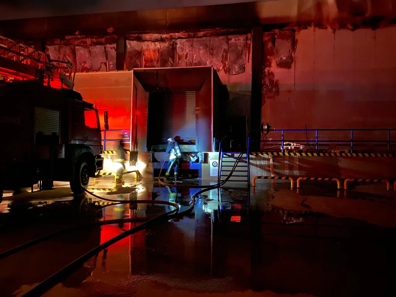 Serikte 5 bin metrekarelik market deposu küle döndü