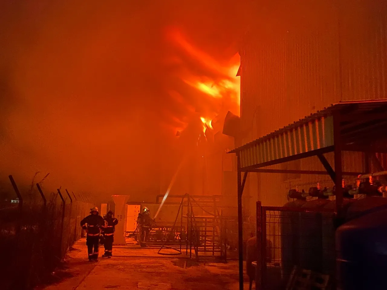 Serikte 5 bin metrekarelik market deposu küle döndü