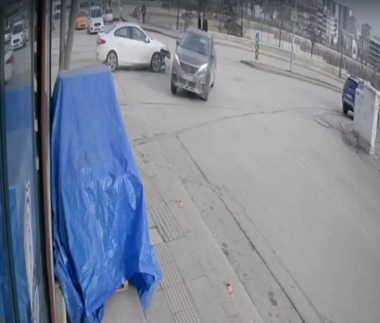 Sincan'da kavşak kazası! Hızını alamayan sürücü ortalığı birbirine kattı