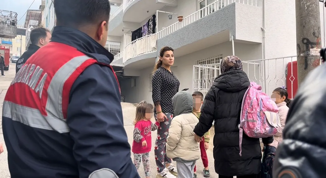 3 yaşındaki çocuğun boğazına bıçak dayamıştı! Bu kez de kendini balkona kilitledi