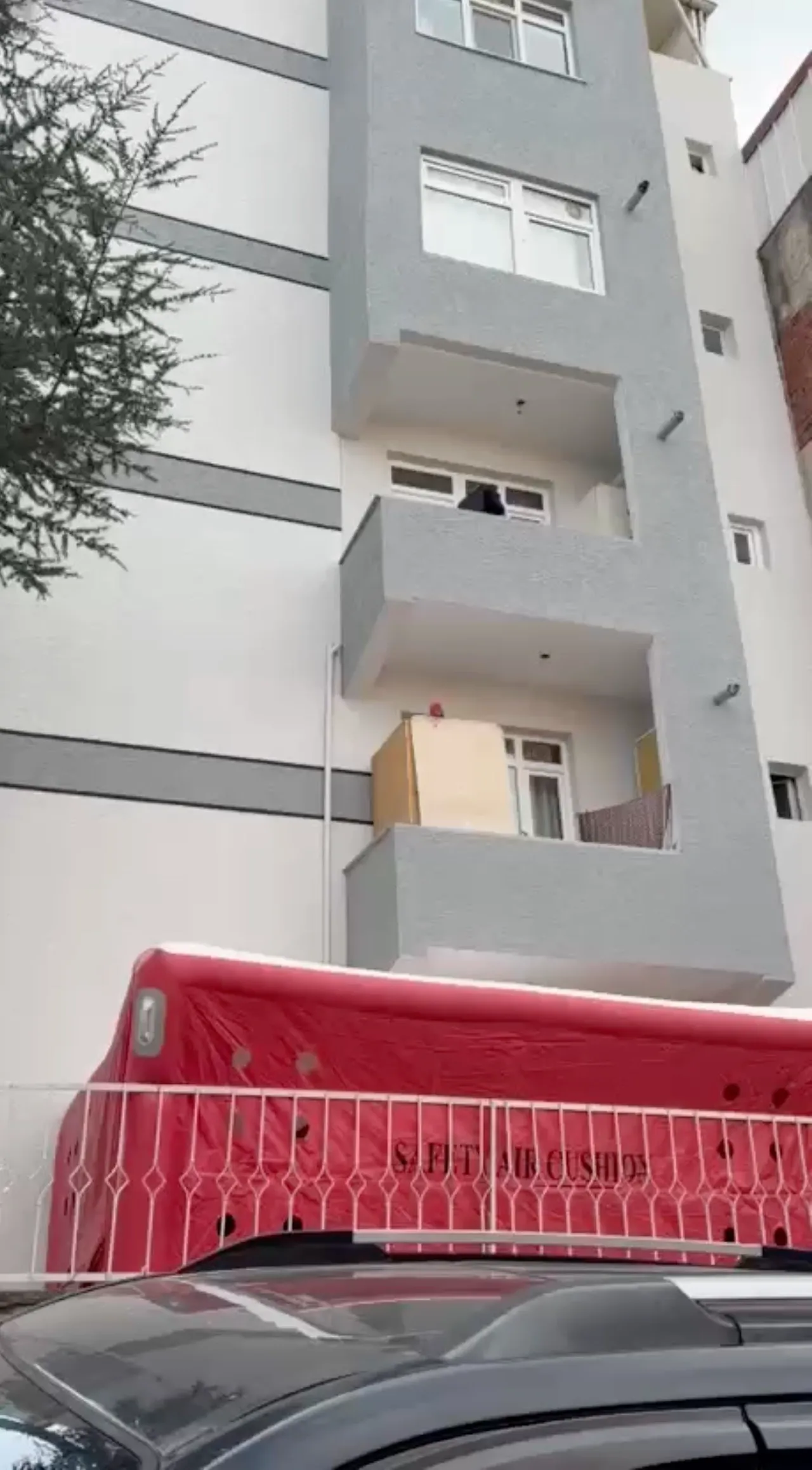3 yaşındaki çocuğun boğazına bıçak dayamıştı! Bu kez de kendini balkona kilitledi