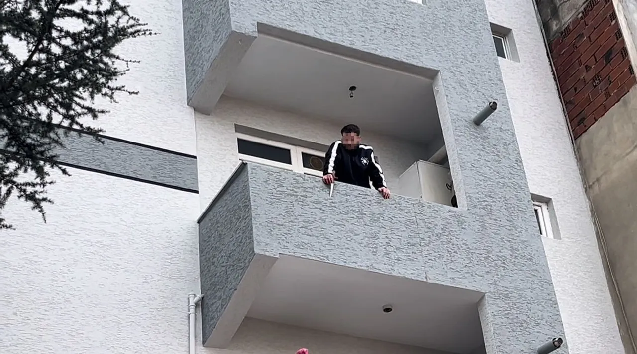 3 yaşındaki çocuğun boğazına bıçak dayamıştı! Bu kez de kendini balkona kilitledi