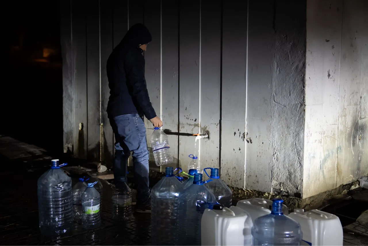 Vatandaşlar suyu çeşmeden temin ediyor.