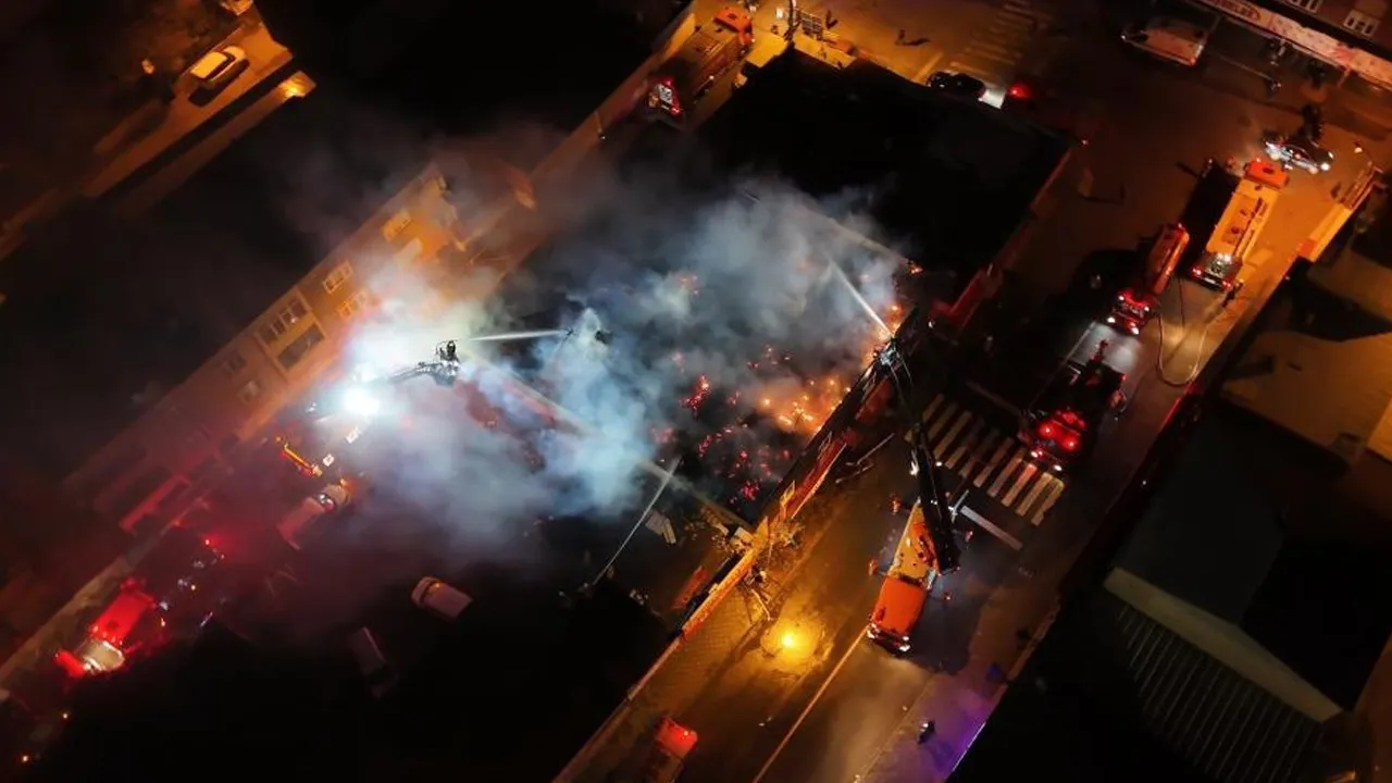 Ataşehir'de iki katlı binanın çatısı alev alev yandı!