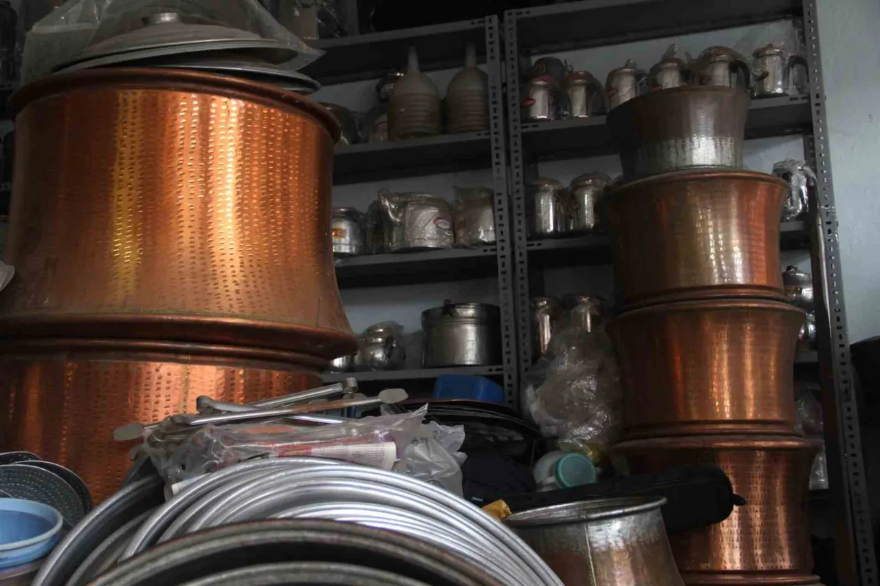 ÇANKIRI’DA HAYATINI KAYBEDEN YARIM ASIRLIK BAKIR USTASININ MESLEĞİNİ, OĞLU YAŞATIYOR. (BEDİRHAN GÖKSU/ÇANKIRI-İHA)