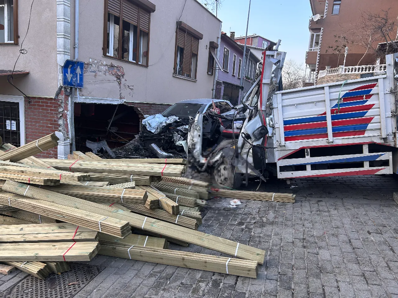Beykoz'da kontrolden çıkan araç dükkana daldı: 2 ölü, 1 yaralı
