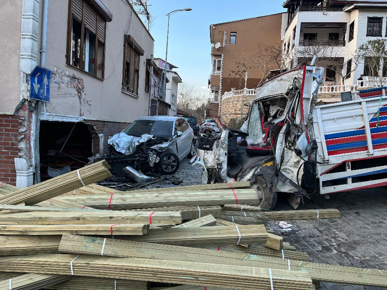 Beykozda kontrolden çıkan araç dükkana daldı: 2 ölü, 1 yaralı