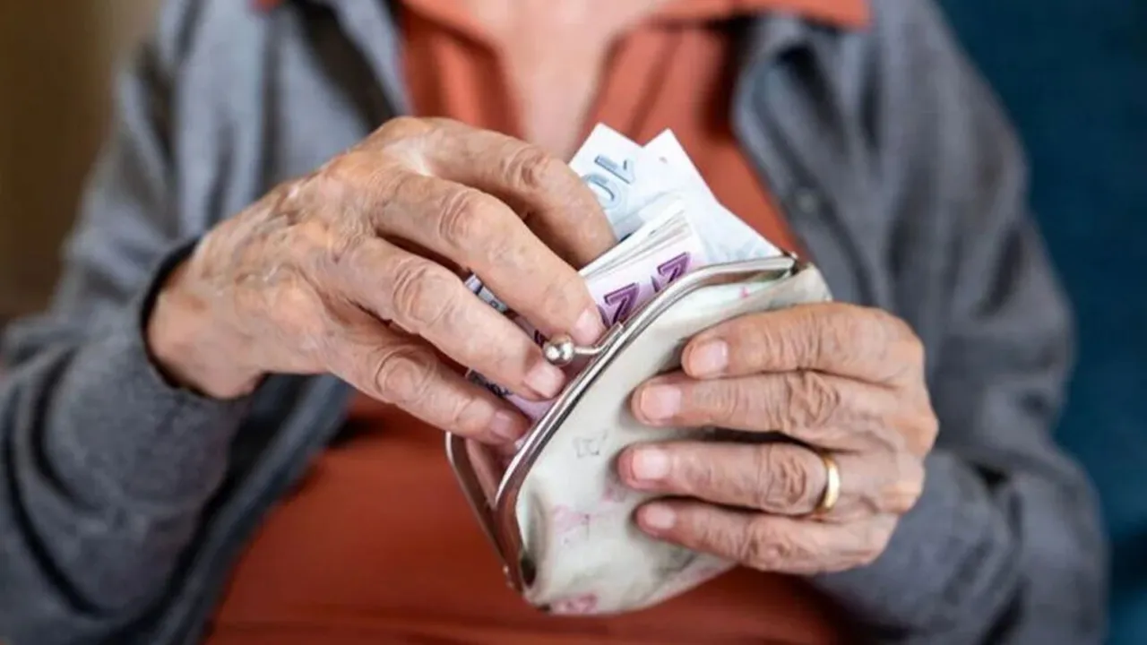 Cem Küçük’ten canlı yayında 'emekli maaşı' çıkışı!