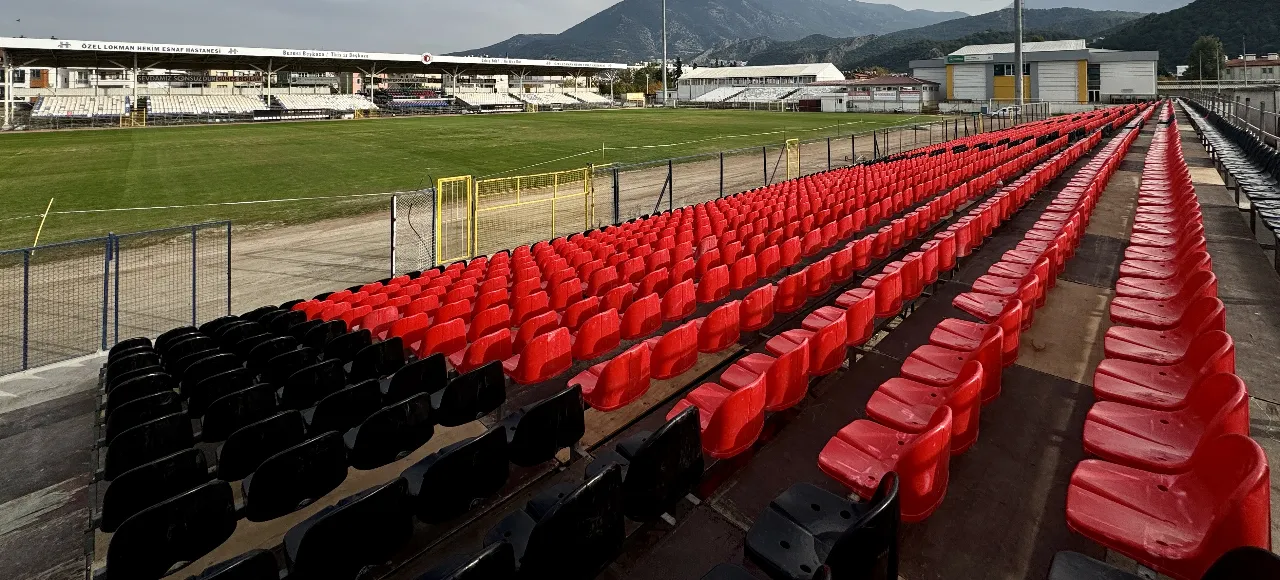 Fethiyespor'un stadyumu olan Fethiye İlçe Stadı'na 3 bin kişilik portatif tribünün kurulumu tamamlandı