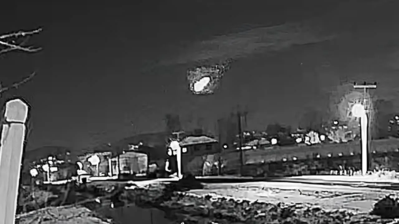 Gece yarısı gökyüzünü aydınlattı! Samsun'da meteorun düştüğü anlar saniye saniye kamerada