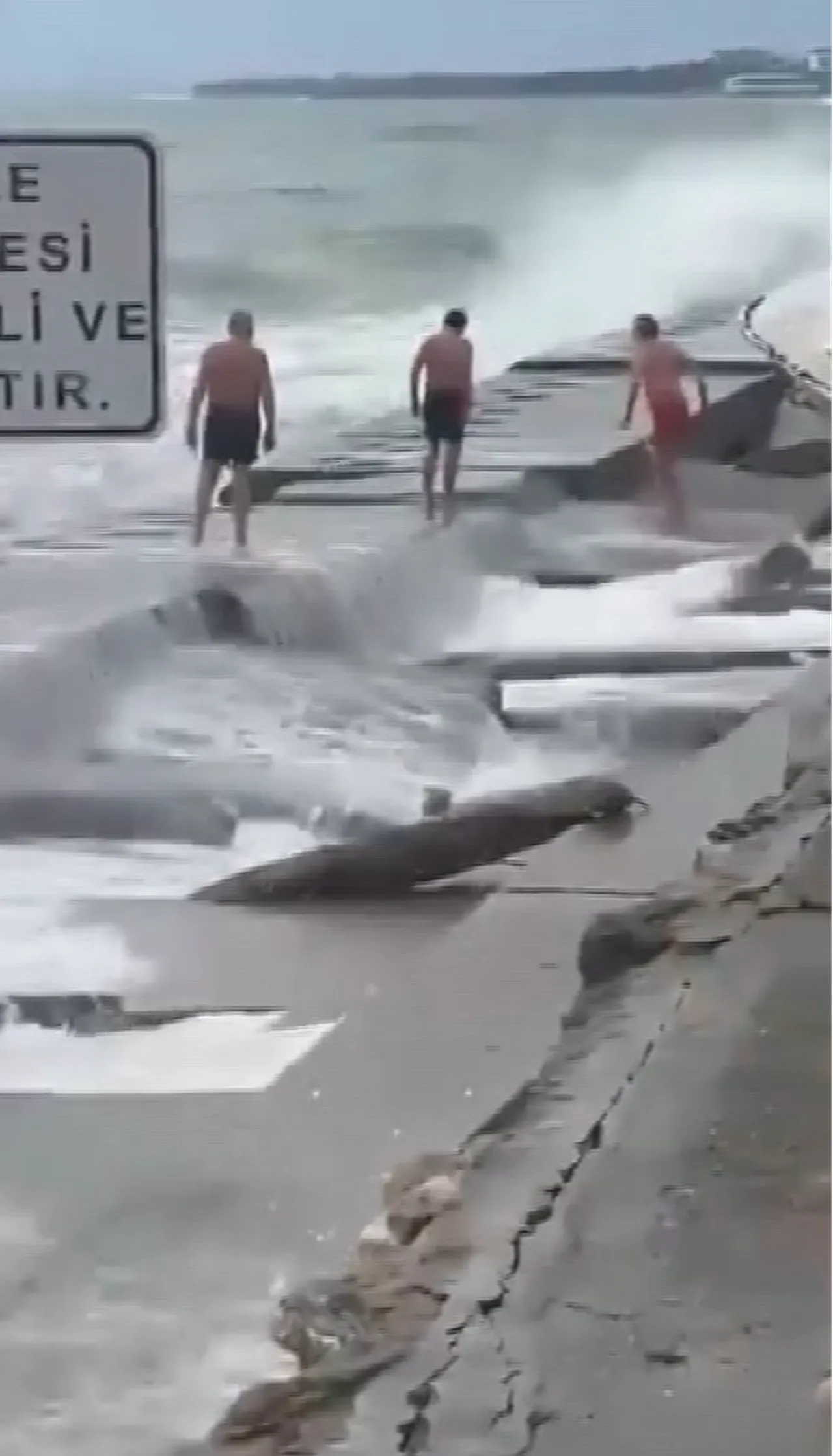 İstanbul'da lodos felaketi! 3 kişi ölümden döndü