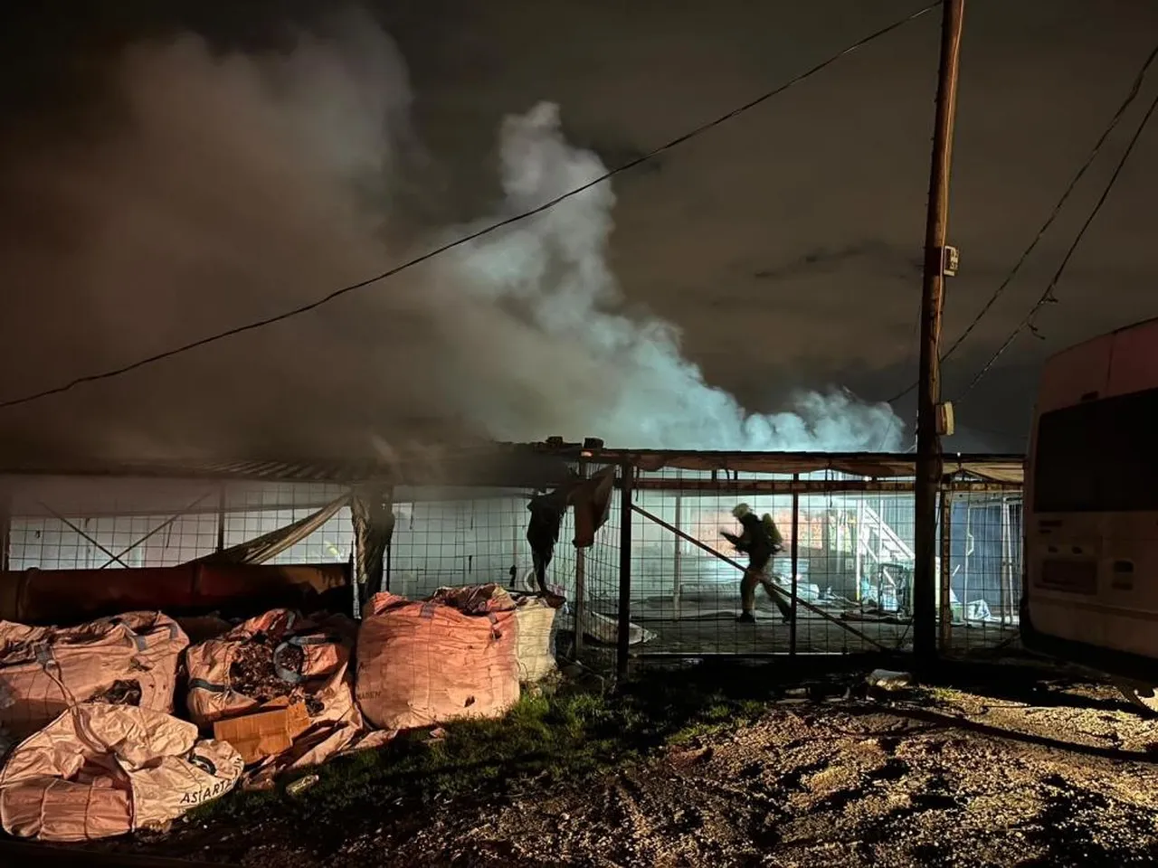 İstanbulda yangın paniği! 2 iş yeri zarar gördü