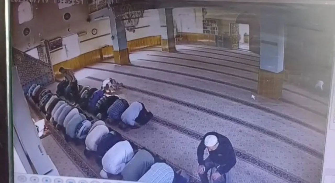 Komşusunu camide namaz kılarken öldürmüştü! Katil zanlısının duruşmadaki sözleri tüyler ürpertti