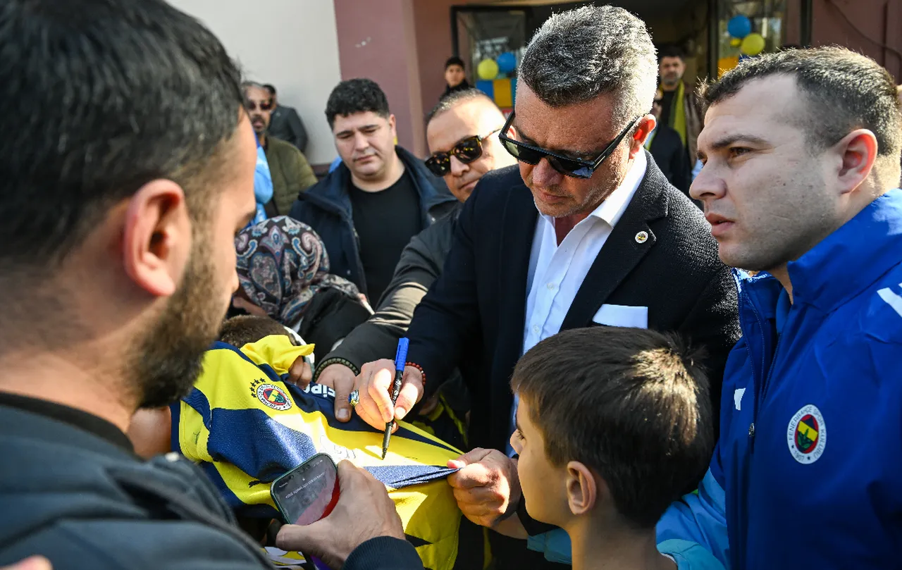 Adana'da öğrencilerle buluşan Sadettin Saran, Fenerbahçe forması imzaladı
