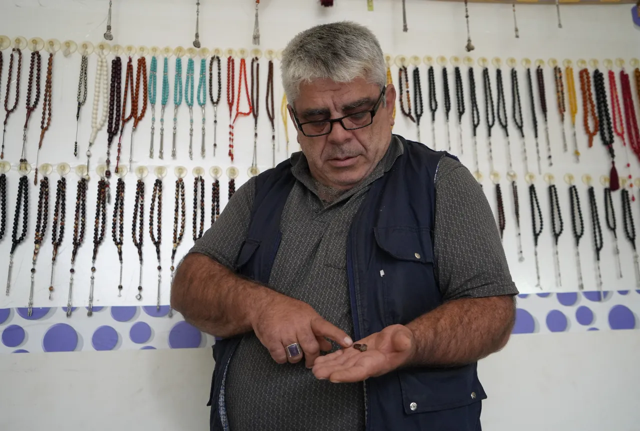 Taşın içinden çıktı, böylesi görülmedi! Kehribar ustasında milyonlarca yıllık keşif 