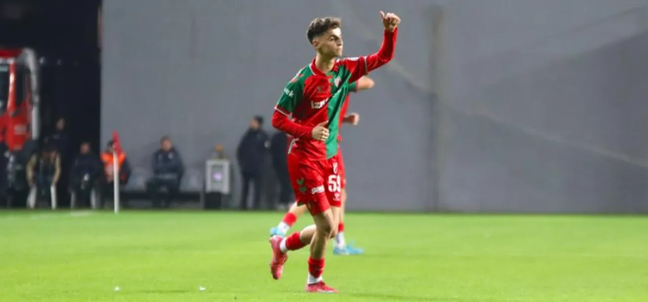 Adem yeşilyurt, Karşıyaka altyapısında yetişti