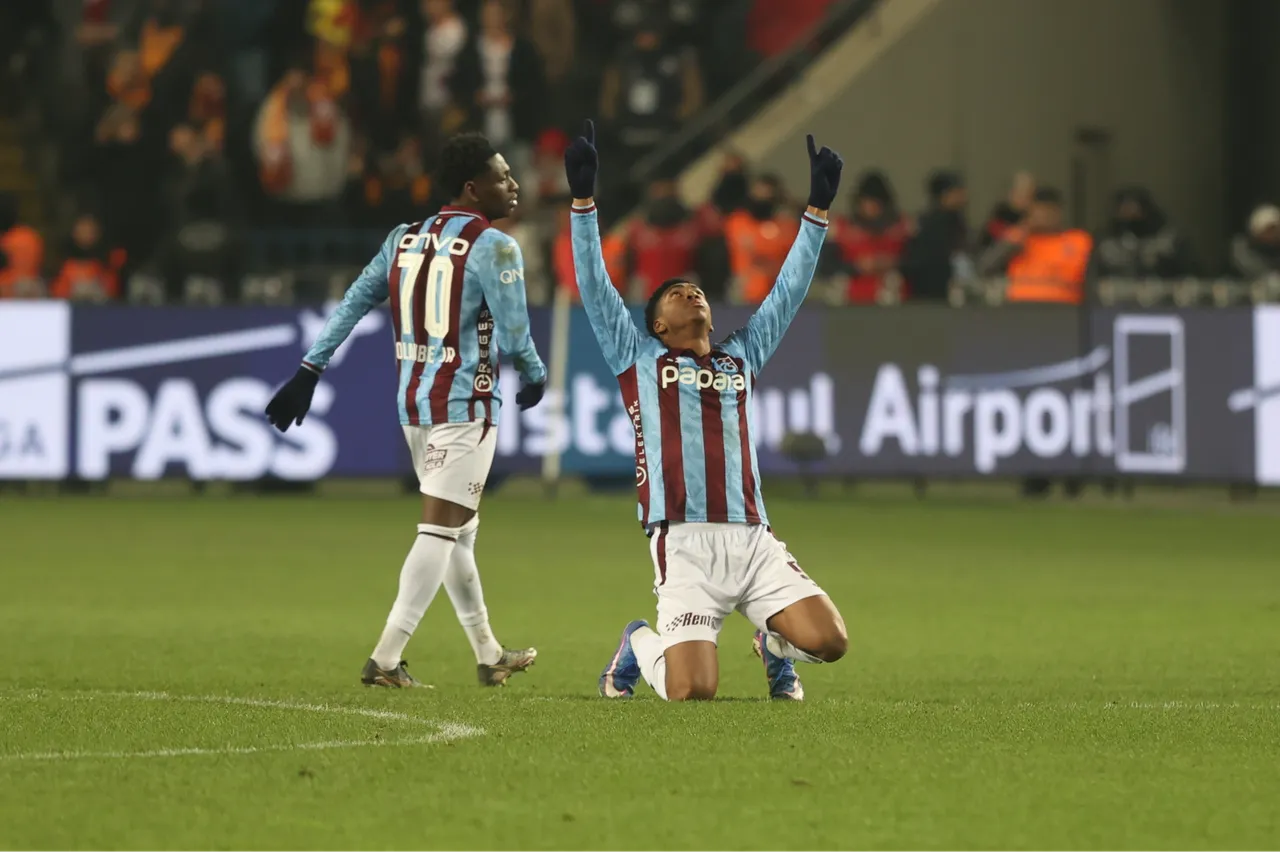 Bordo-mavililer, Turkcell Süper Kupa yarı finalinde Galatasaray’a 4-1 mağlup olarak turnuvaya veda etti