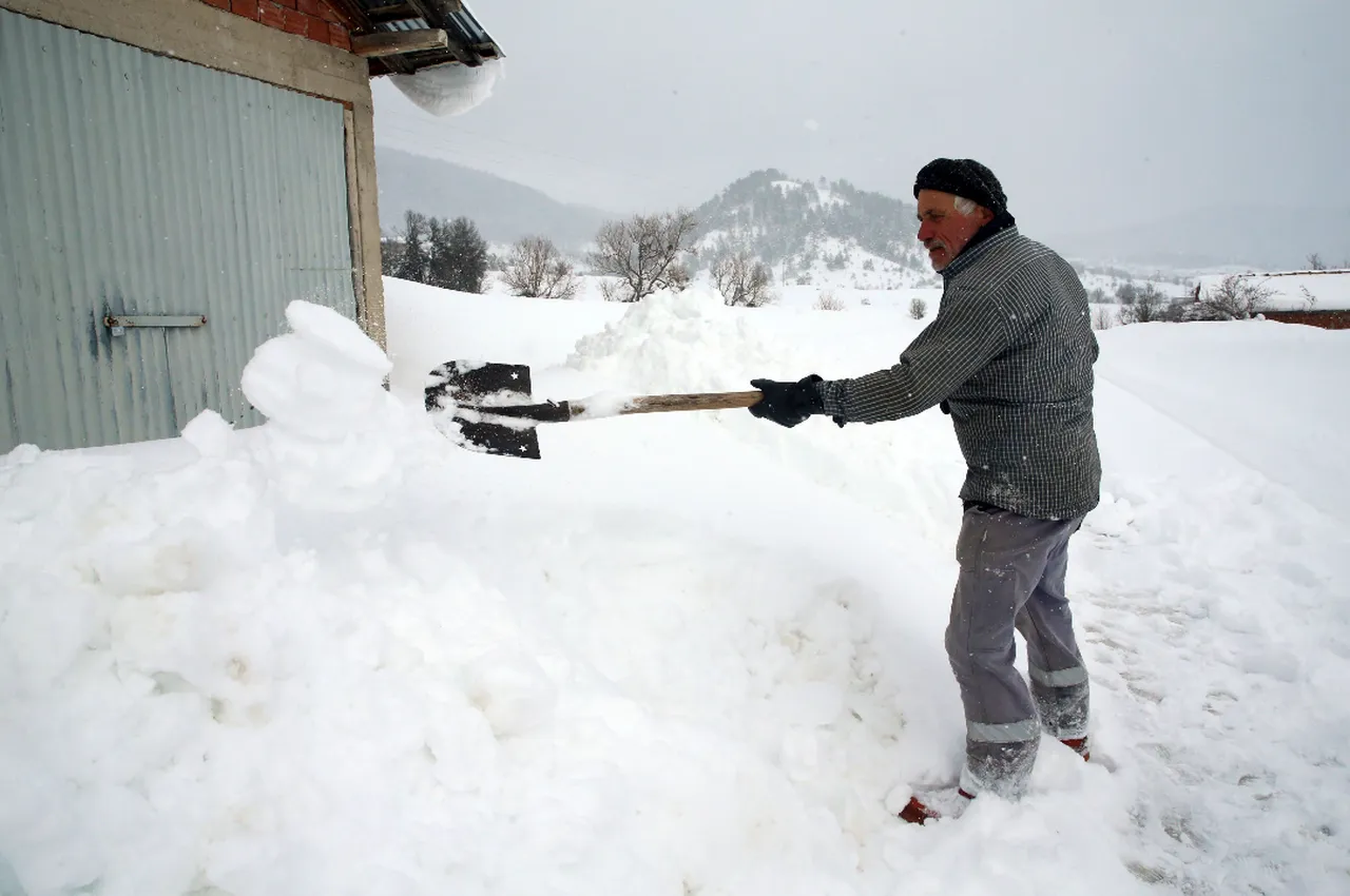 Türkiye kar altında: Dağ köylerinde kürekle evleri için yol açıyorlar