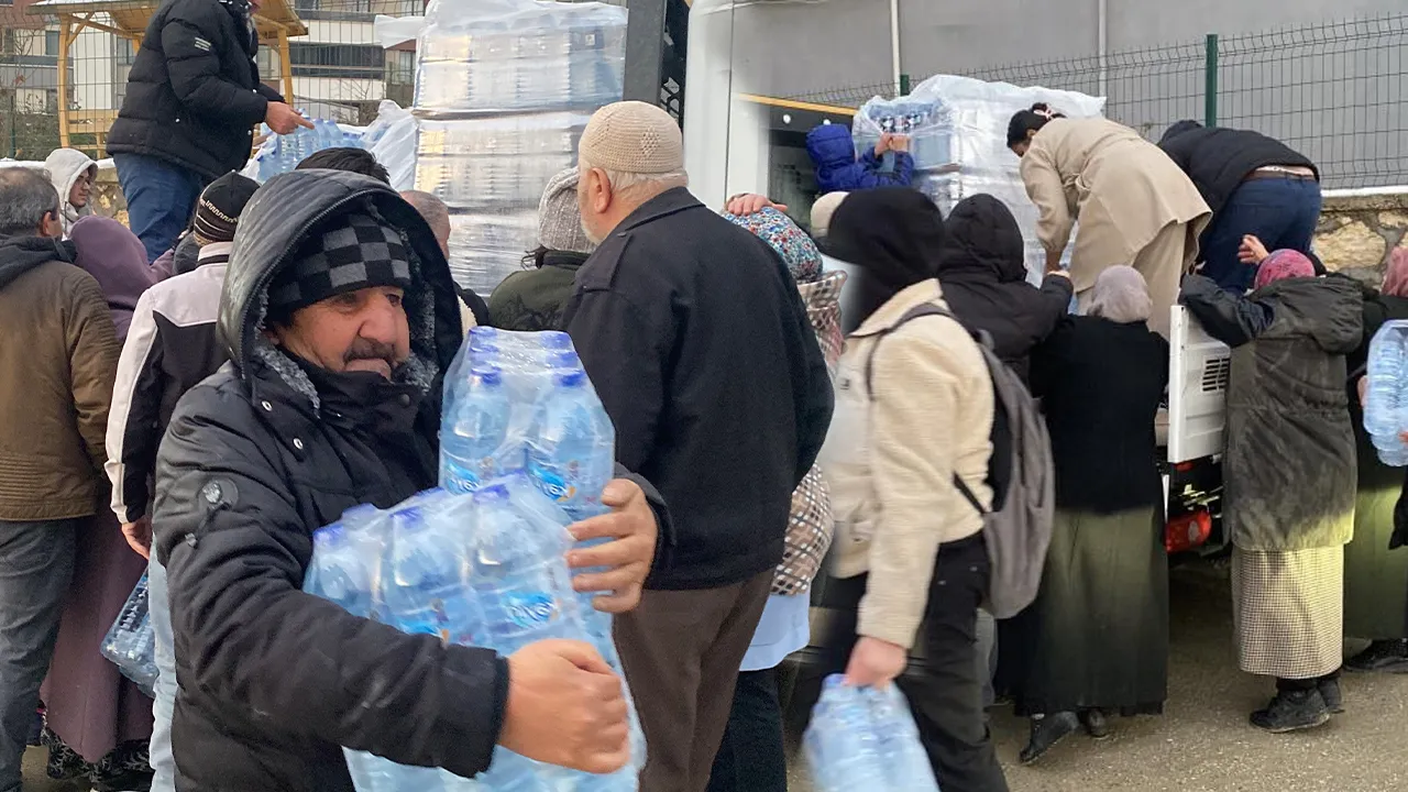 4 gündür kesintinin olduğu Kastamonu'da vatandaşlara su dağıtıldı