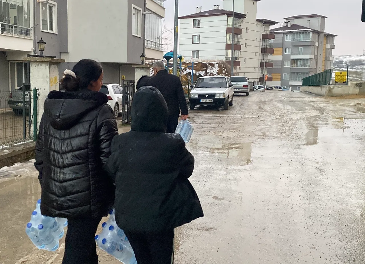 4 gündür kesintinin olduğu Kastamonuda vatandaşlara su dağıtıldı