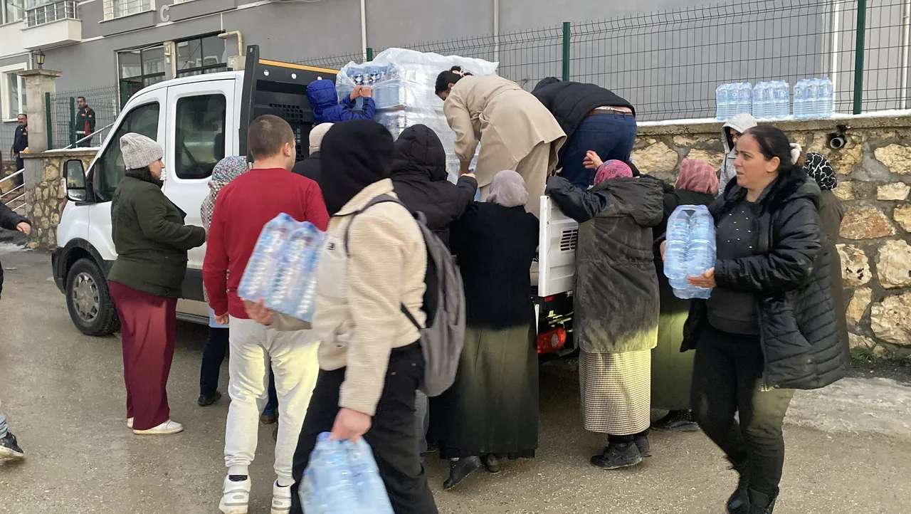 4 gündür kesintinin olduğu Kastamonuda vatandaşlara su dağıtıldı