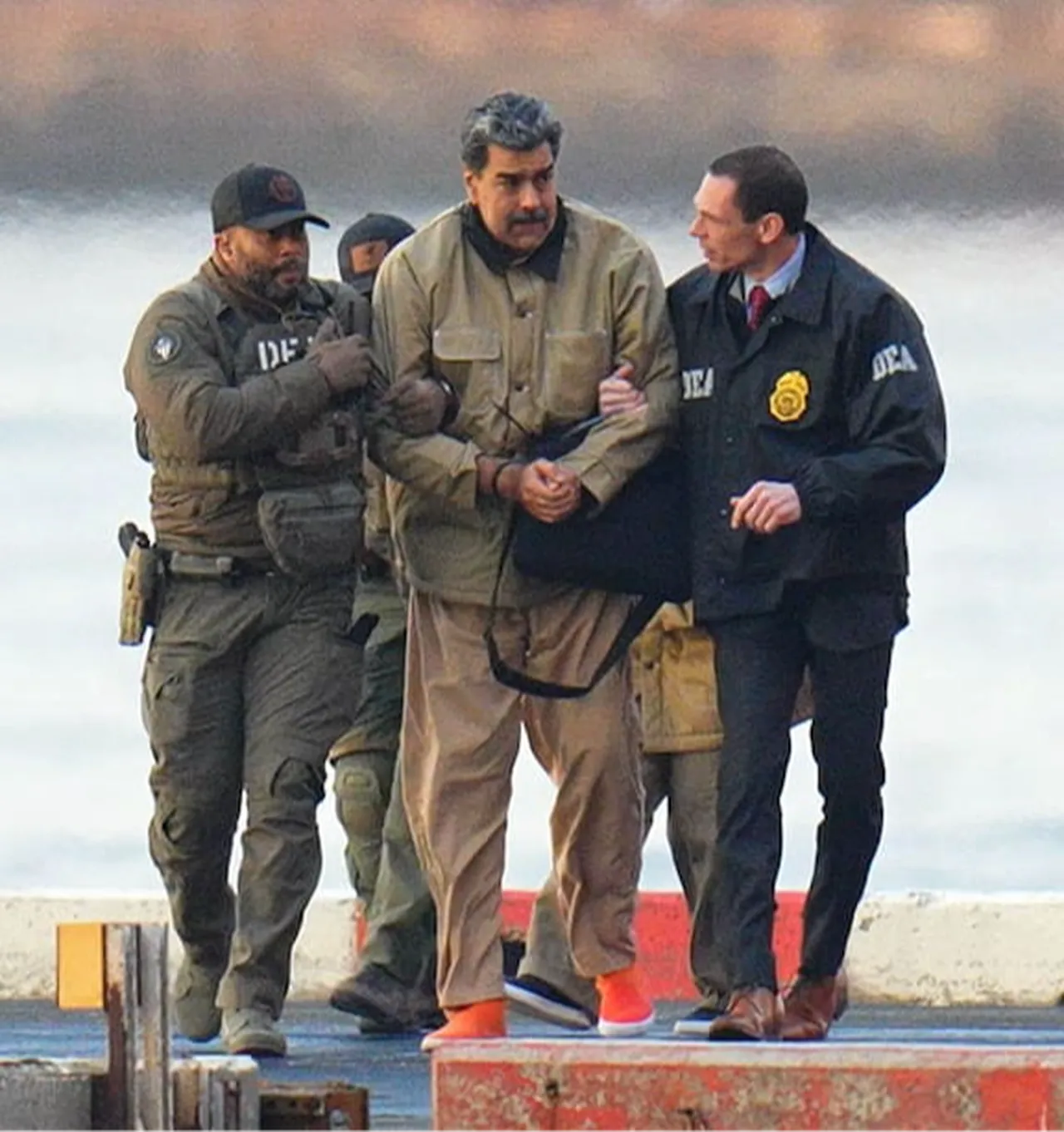 48 saatte içinde 4 kez üstünü değiştirdi: Maduronun kıyafetlerinin ardında gizli bir mesaj mı var?