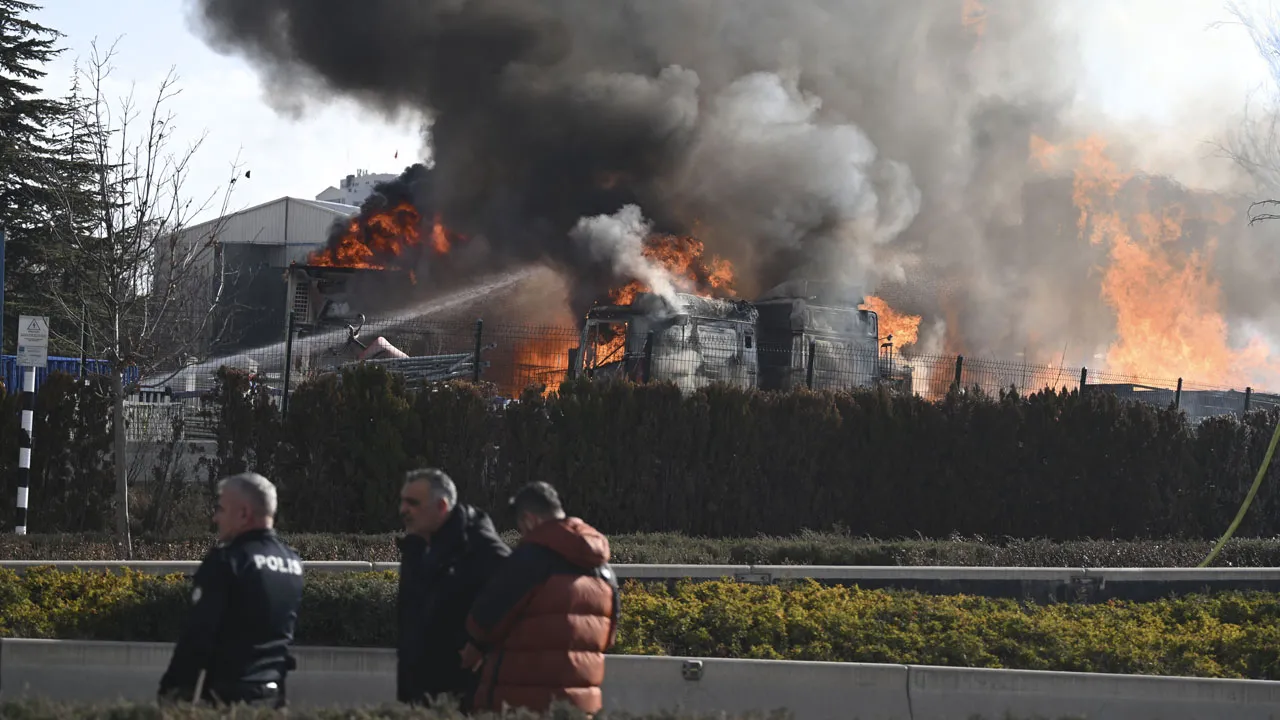 Ankara'da Emniyet'e ait otoparkta yangın: 6 tır kullanılamaz hale geldi
