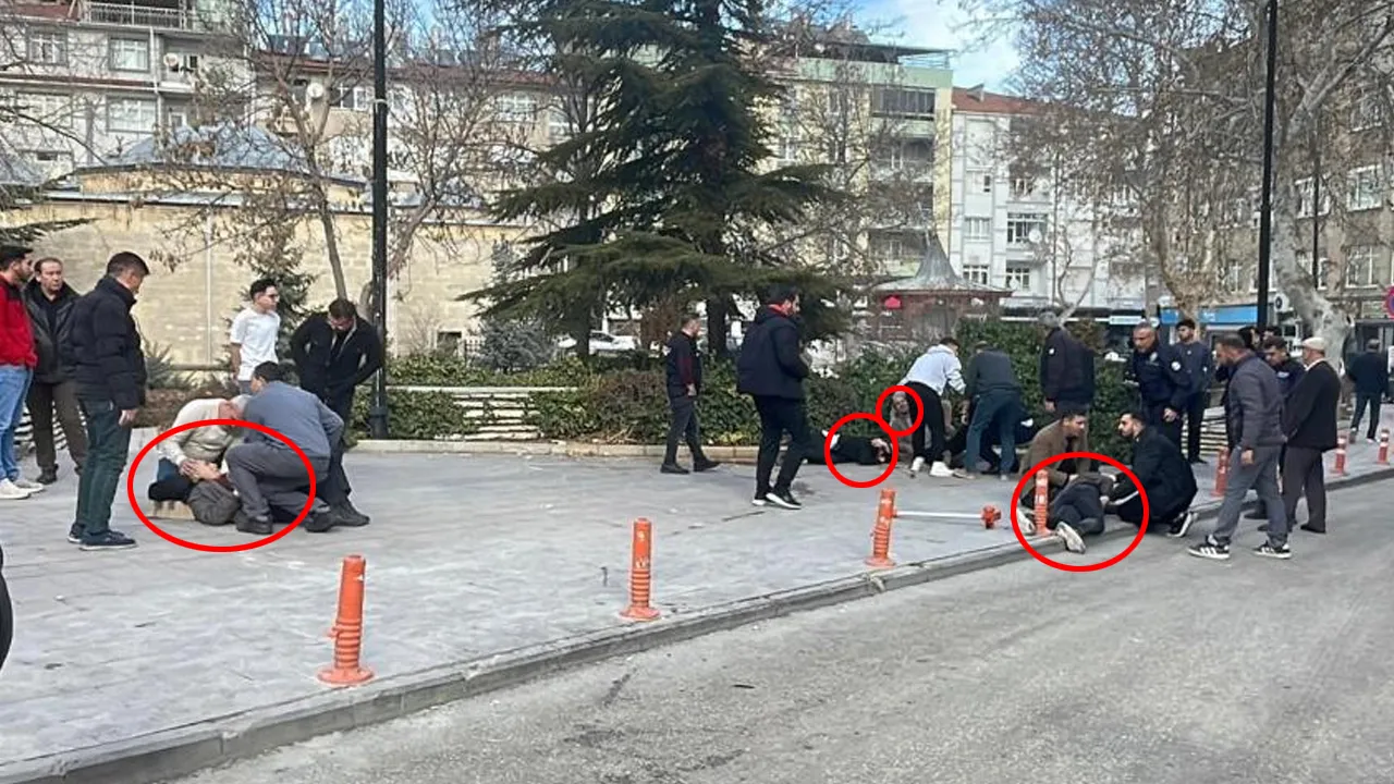 Baba ve oğullarına sokak ortasında silahlı saldırı!