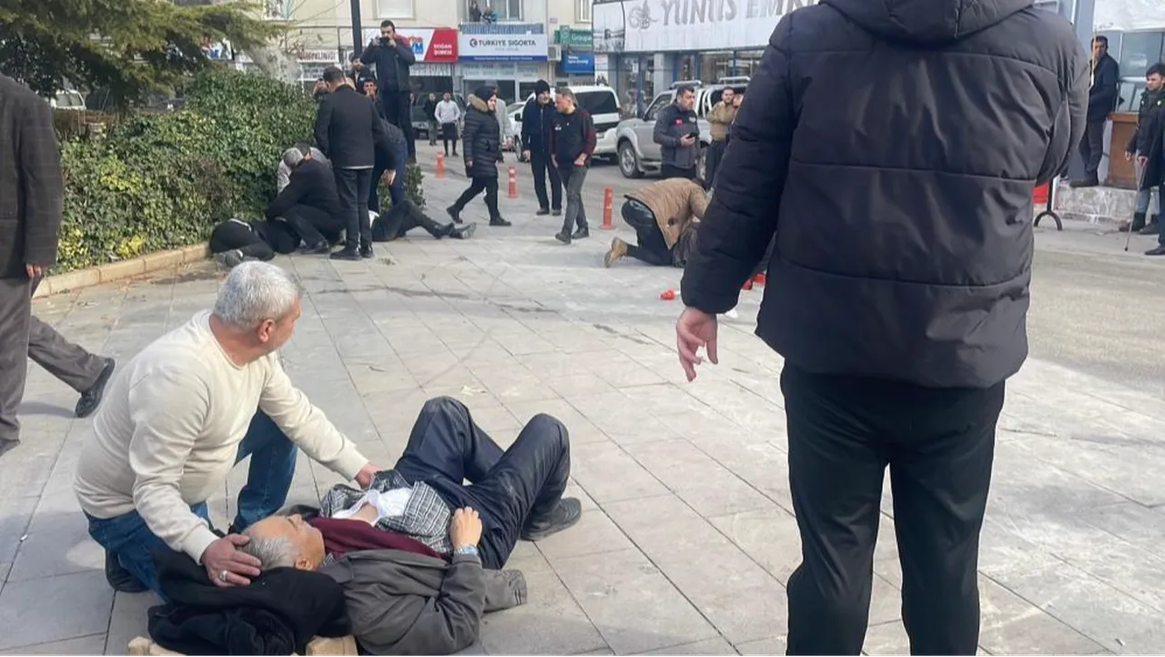 Baba ve oğullarına sokak ortasında silahlı saldırı!