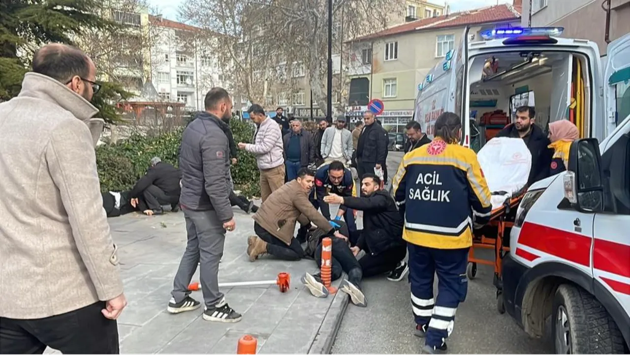 Baba ve oğullarına sokak ortasında silahlı saldırı!