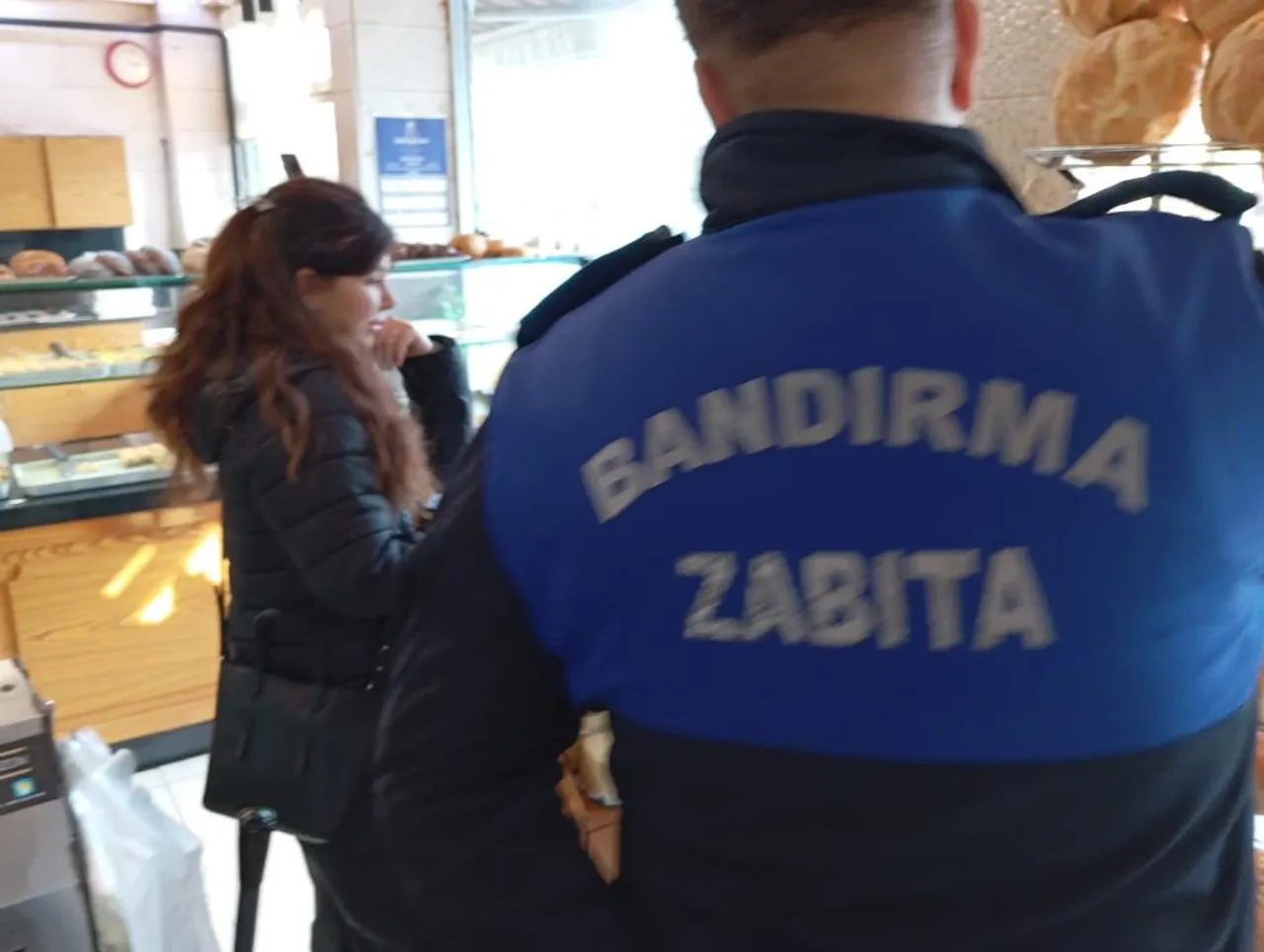 Bandırmada akılalmaz olay! Aldığı kurabiyeyi ısırdı, içinden izmarit çıktı