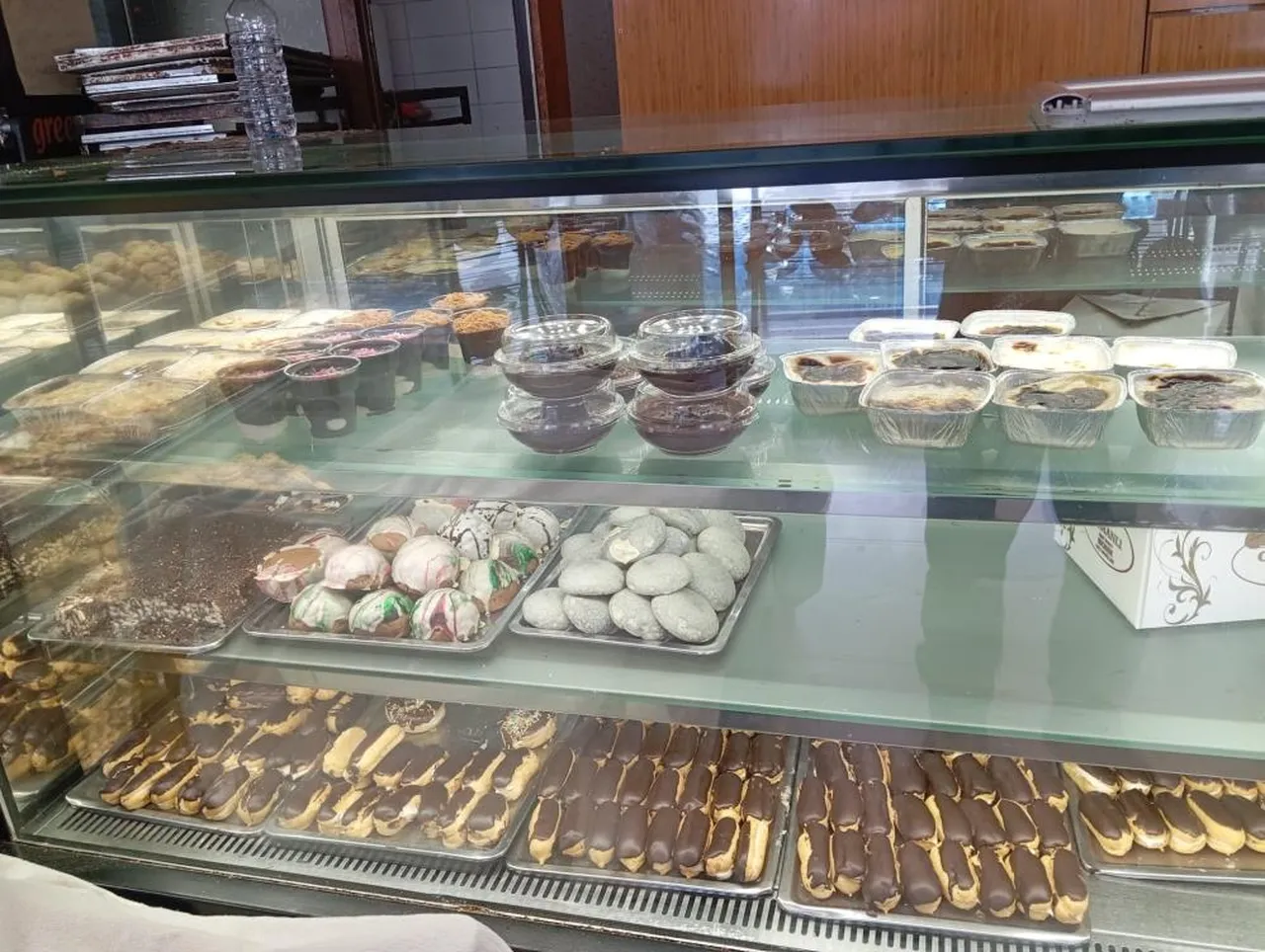 Bandırmada akılalmaz olay! Aldığı kurabiyeyi ısırdı, içinden izmarit çıktı