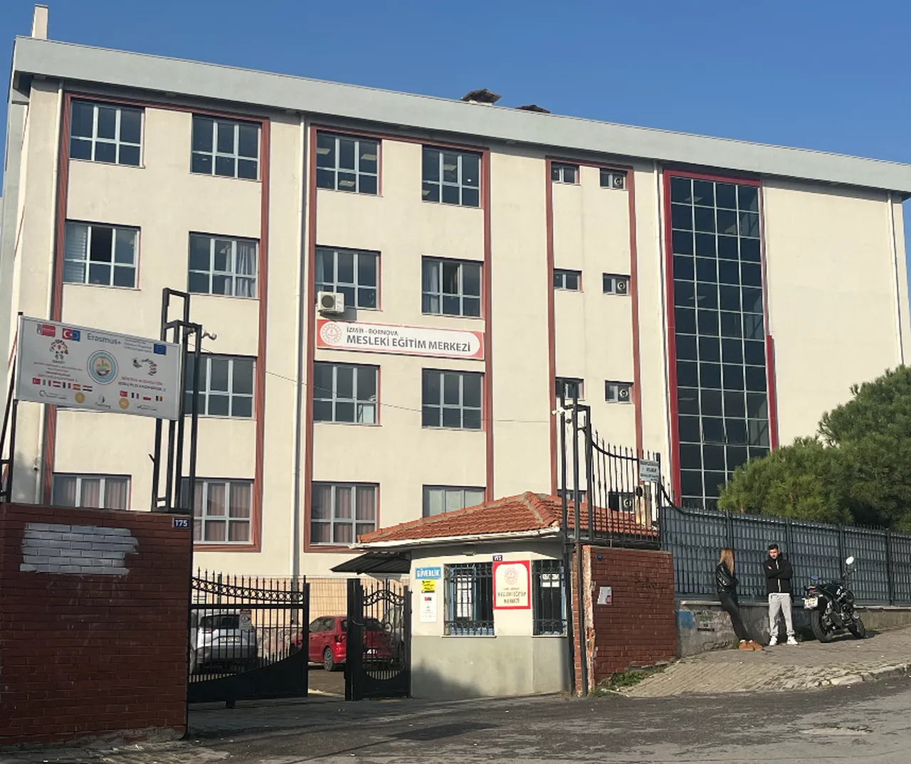 Bornova’da skandal iddia: Öğretmen 6 kız öğrenciyi ders saatinde evine götürüp temizlik yaptırdı