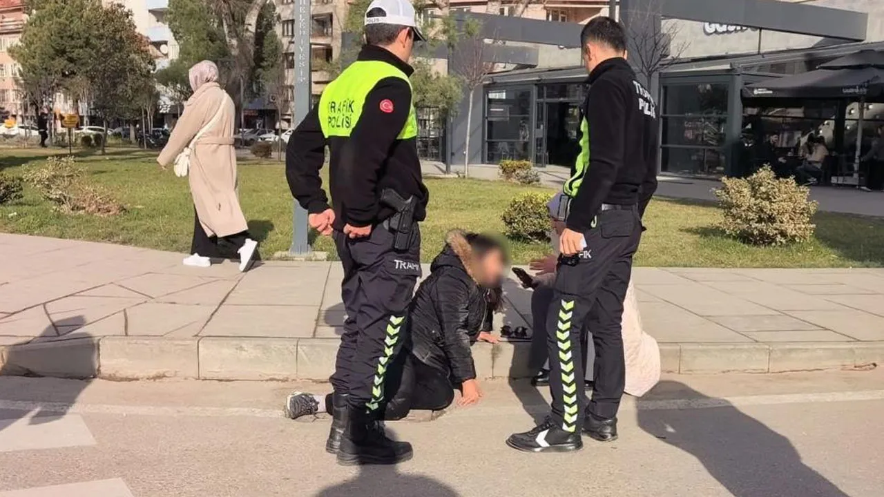 Bursa'da yaya geçidinden geçen 2 kadına otomobil çarptı