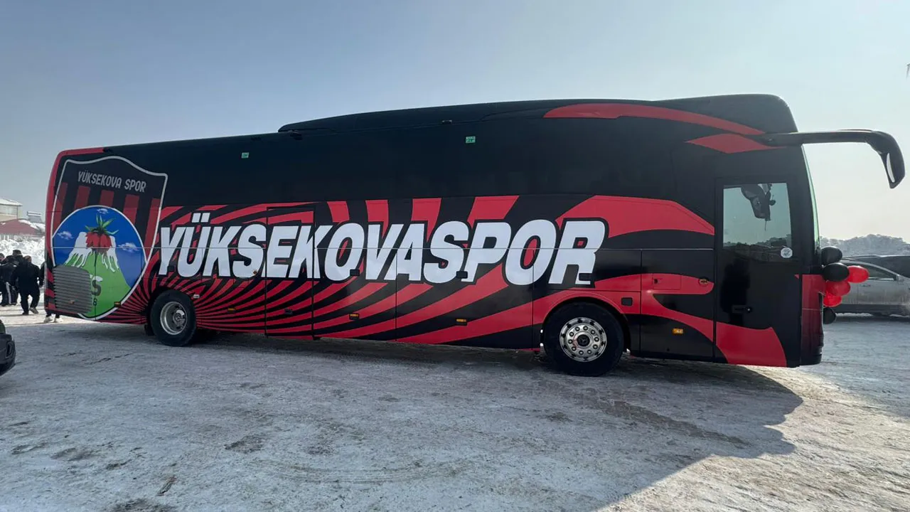 Cumhurbaşkanı Erdoğan'dan Yüksekovaspor Kadın Futbol Takımı'na jest: Otobüs hediye etti