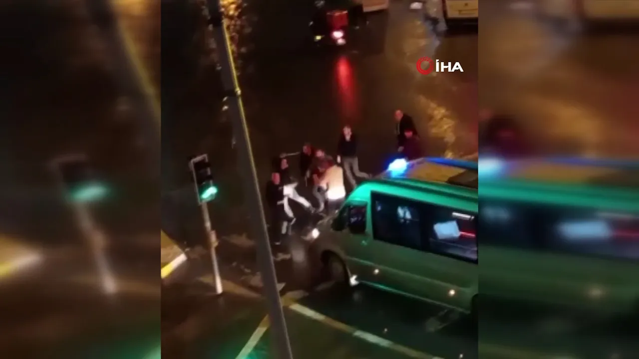 Esenyurt'ta sokak ortasında meydan savaşı! Kahvehane çıkışı tekme ve sopalar havada uçuştu