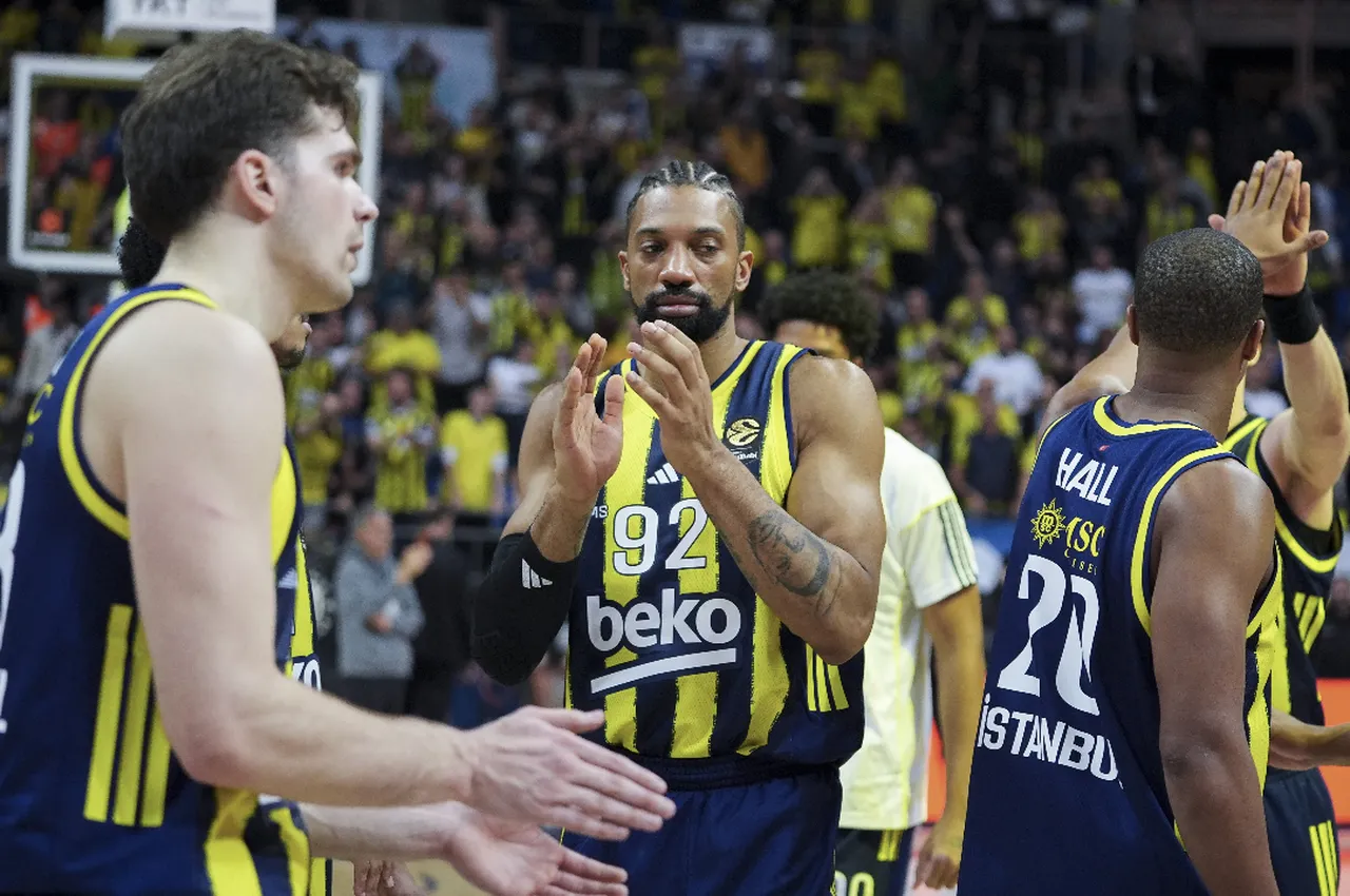 Fenerbahçe Beko, 13 galibiyet ve 6 yenilgiyle 3. sırada bulunuyor
