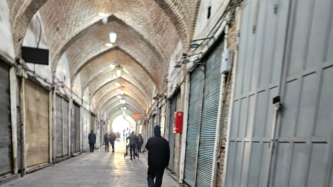 İran'ın Tebriz kentindeki kapalı çarşı esnafı, ülkedeki ekonomik sorunları protesto etmek amacıyla kepenk indirdi.
