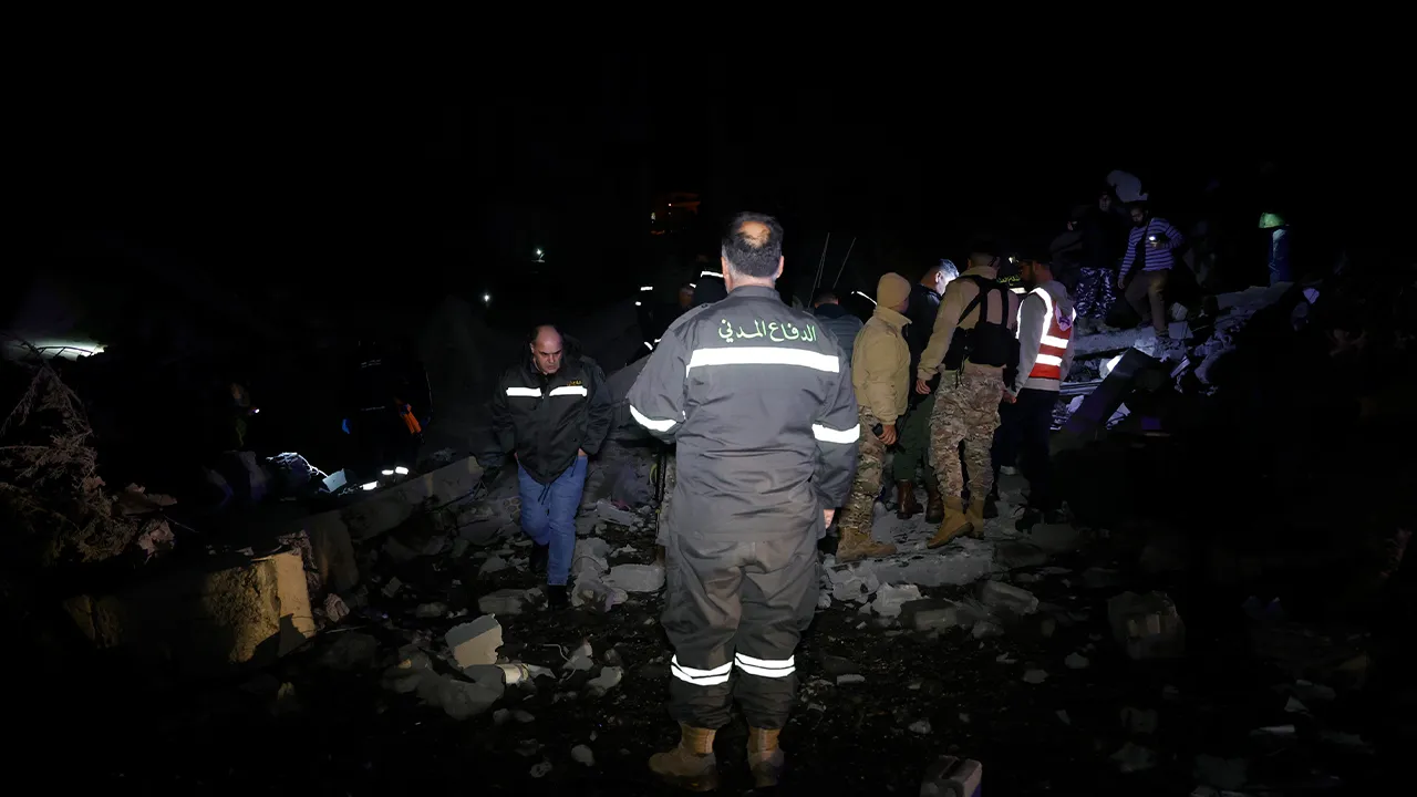 Lübnan’ın Bekaa bölgesindeki Batı Bekaa’ya bağlı El-Menara beldesinde, İsrail ordusunun düzenlediği hava saldırısında hedef alınan bir evde büyük hasar oluştu.