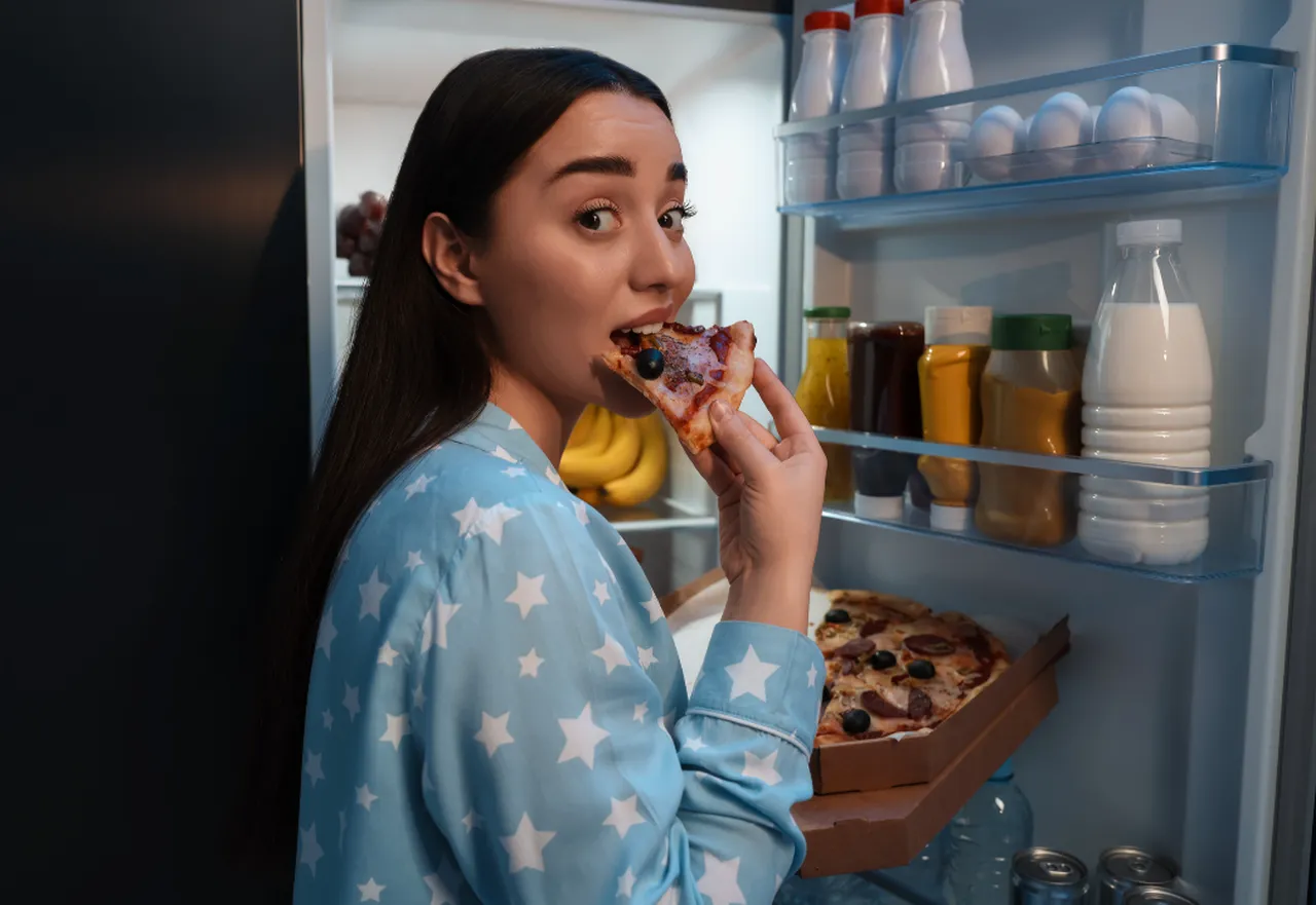 Gece yeme isteğinin sebebi: Az protein tüketmek buzdolabı faresi yapıyor! 
