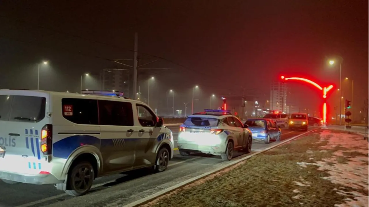 Kayseride alkollü sürücü dehşet saçtı! Polise çarpıp kaçtı, merek edip geri dönünce...