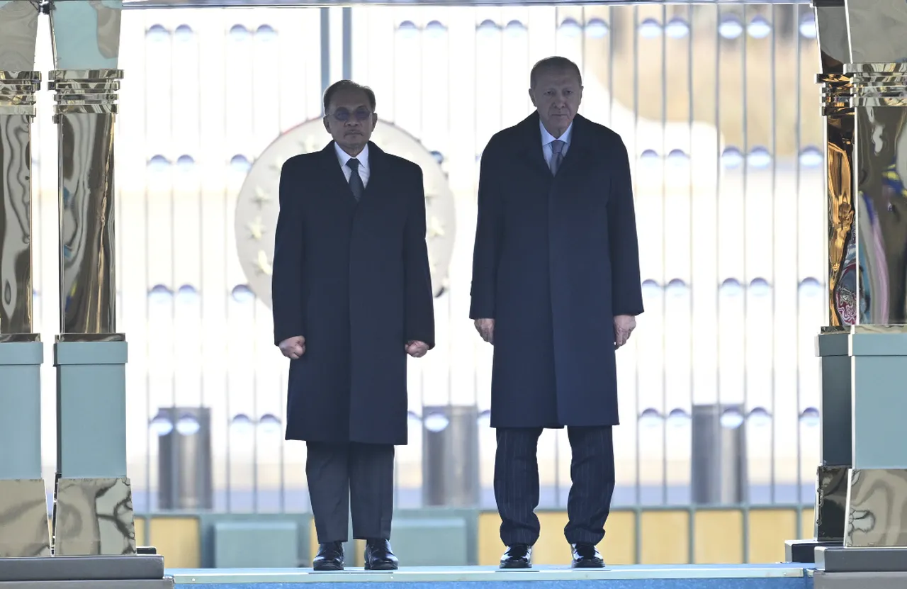 Malezya Başbakanı Enver İbrahim Ankarada! Cumhurbaşkanı Erdoğan törenle karşıladı