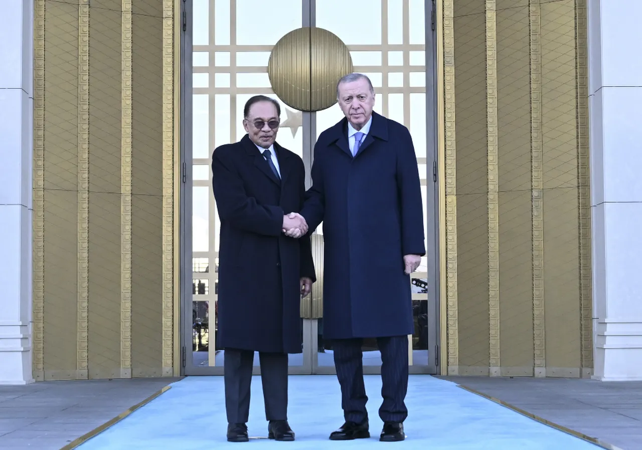 Malezya Başbakanı Enver İbrahim Ankarada! Cumhurbaşkanı Erdoğan törenle karşıladı