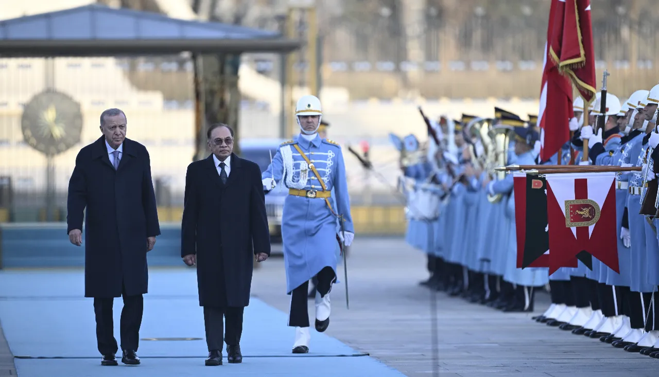 Malezya Başbakanı Enver İbrahim Ankarada! Cumhurbaşkanı Erdoğan törenle karşıladı